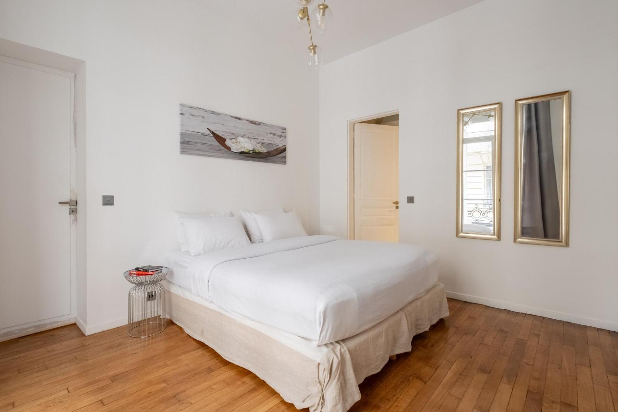 Veeve - Master Of Minimalism Apartment